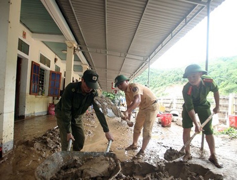 Công an dầm mình trong bùn lầy giúp người dân khắc phục hậu quả lũ lụt